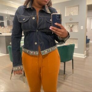 Jean jacket with embroidered collar